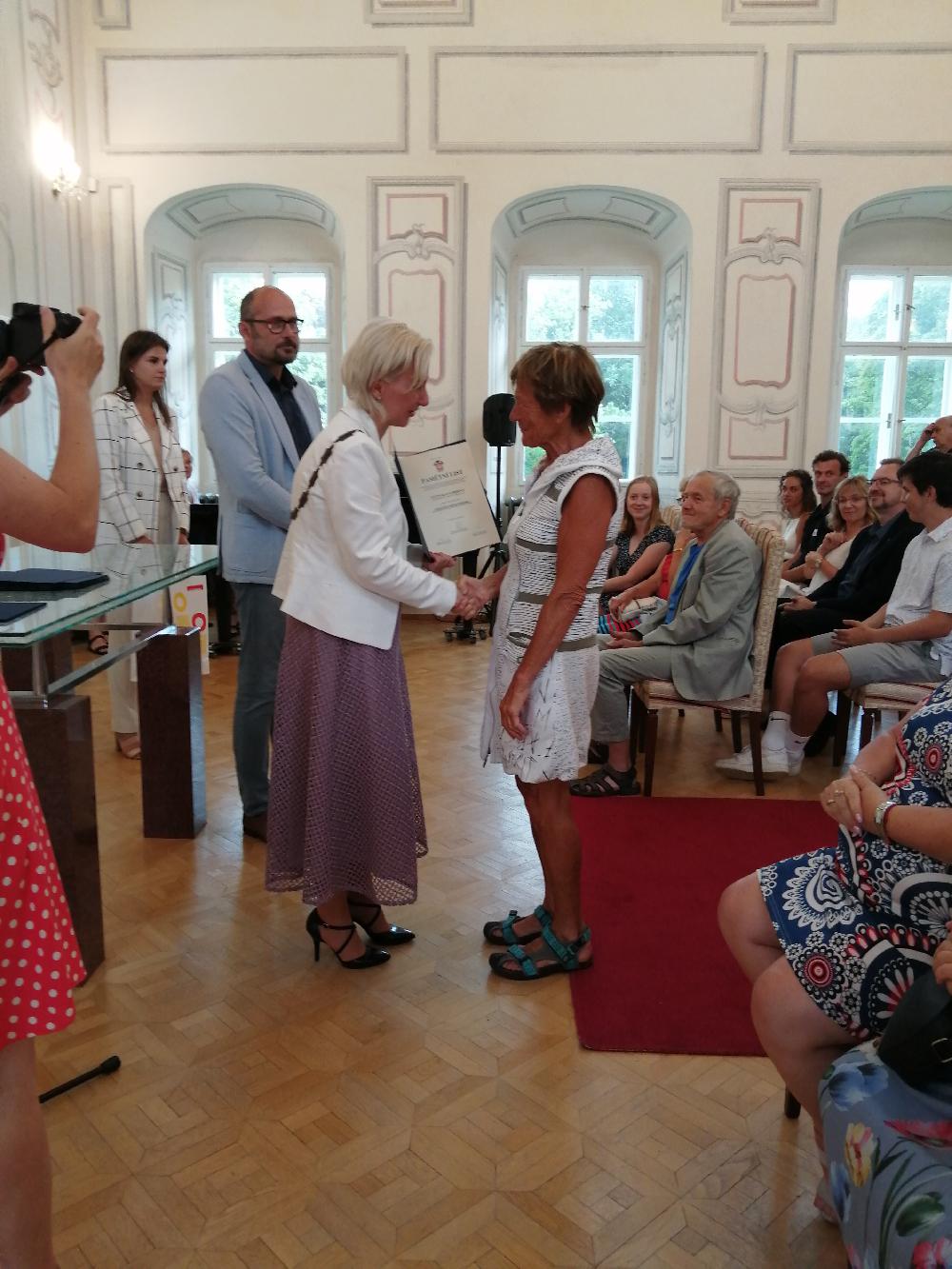 Starostka K. Bl�hov� p�ed�v� Kv�t� ocen�n� m�stem Litv�nov.