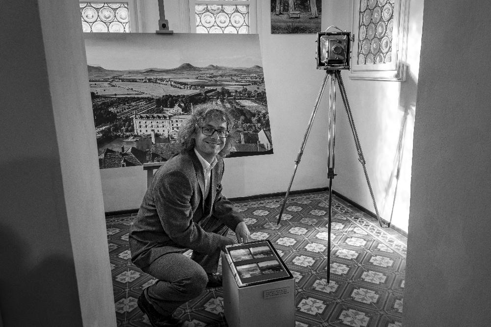 Kur�tor Martin Vost�el u apar�tu K. Goszlera. Vzadu zv�t�en� a ostr� foto Loun a St�edoho��