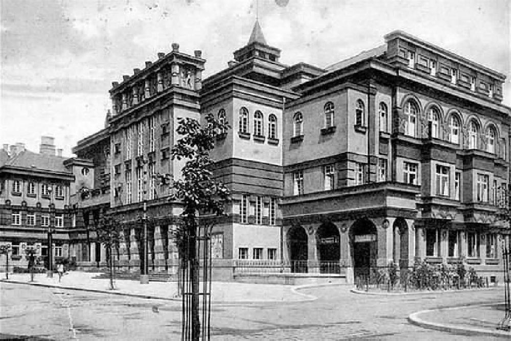 Repre Most existoval od r. 1923. Odbor Most tady po��dal �lensk� sch�ze. Budova zbour�na  r. 1980.