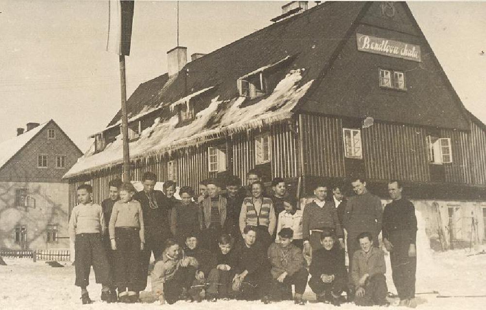 Nov� M�sto sokolsk� chata Bendlovka r. 1948-1951. Vpravo spr�vce chaty Josef Lelek.