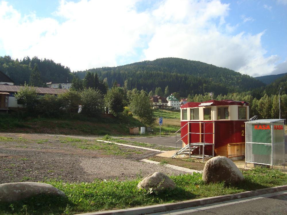 Kabinka lanovky z r. 1928 slou�� na parkovi�ti J�nsk� L�zn�. 