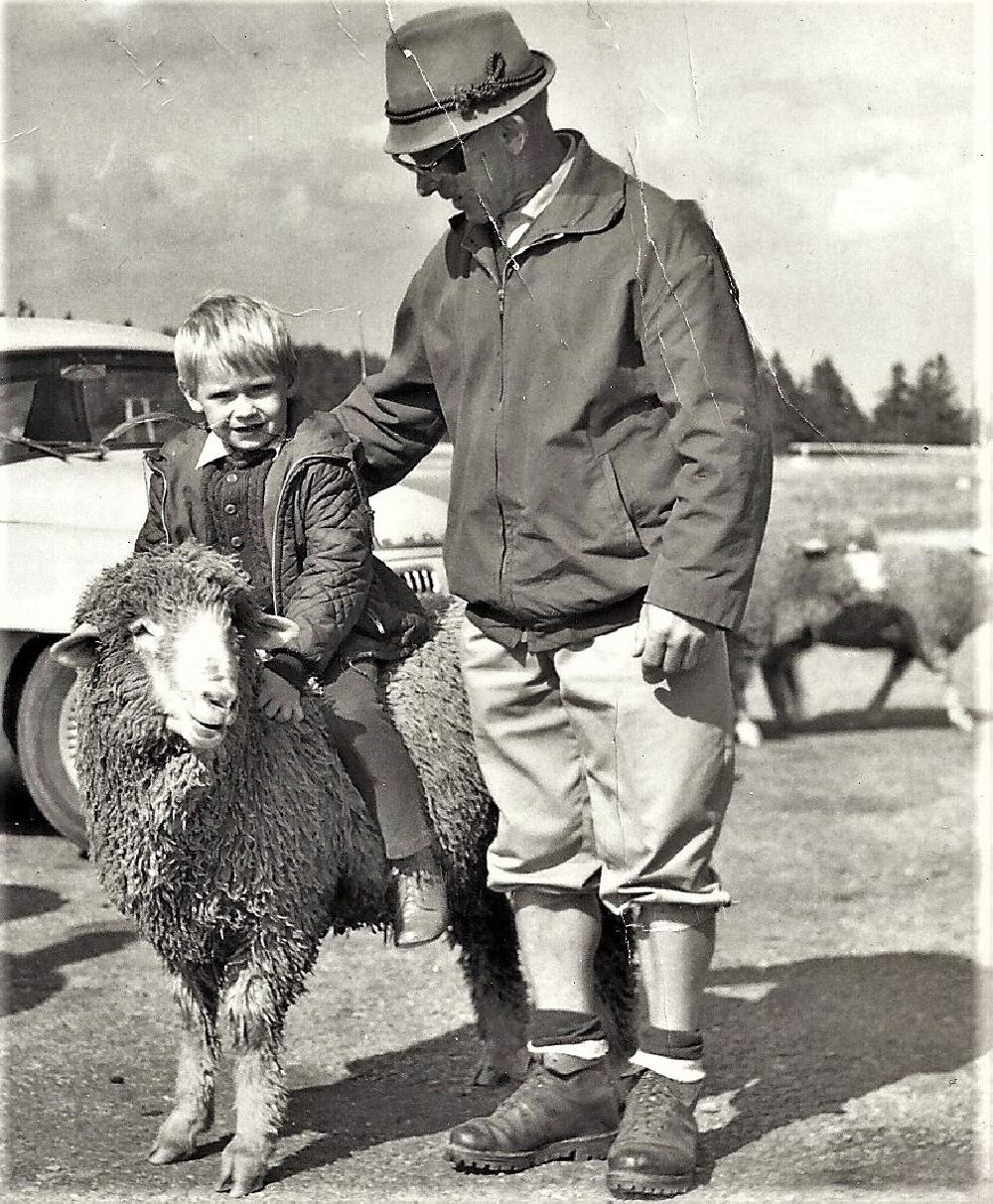 Franti�ek Hladk� s vnukem Martinem a beranem Honzou na �umav� asi r. 1969. 
