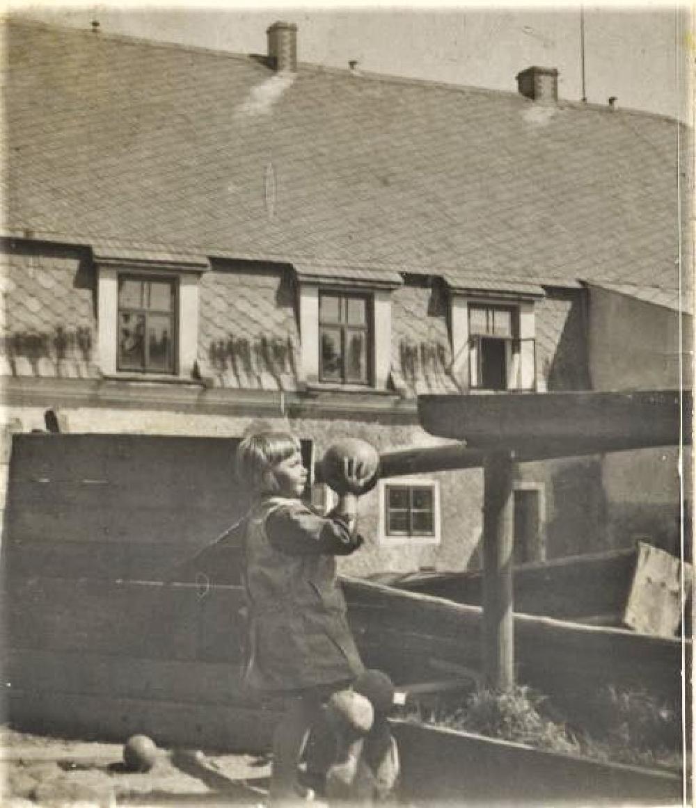 Mal� Charlotta J�lkov� u Krohova hostince v L�dunku kolem roku 1933