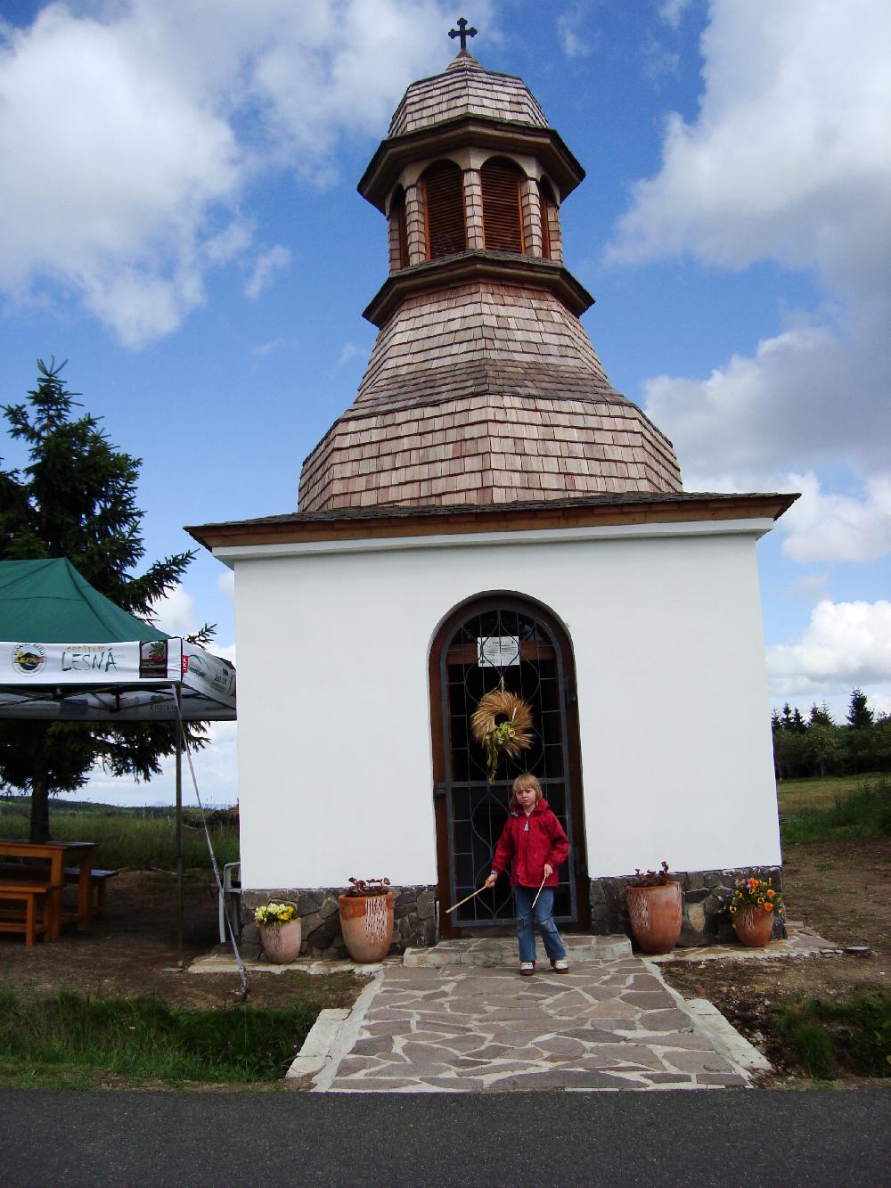 19.6.2011 po slavnostn�m vysv�cen� v cel� kr�se Kaple Svat�ho Anton�na Lesn� a vnu�ka Kamilka 