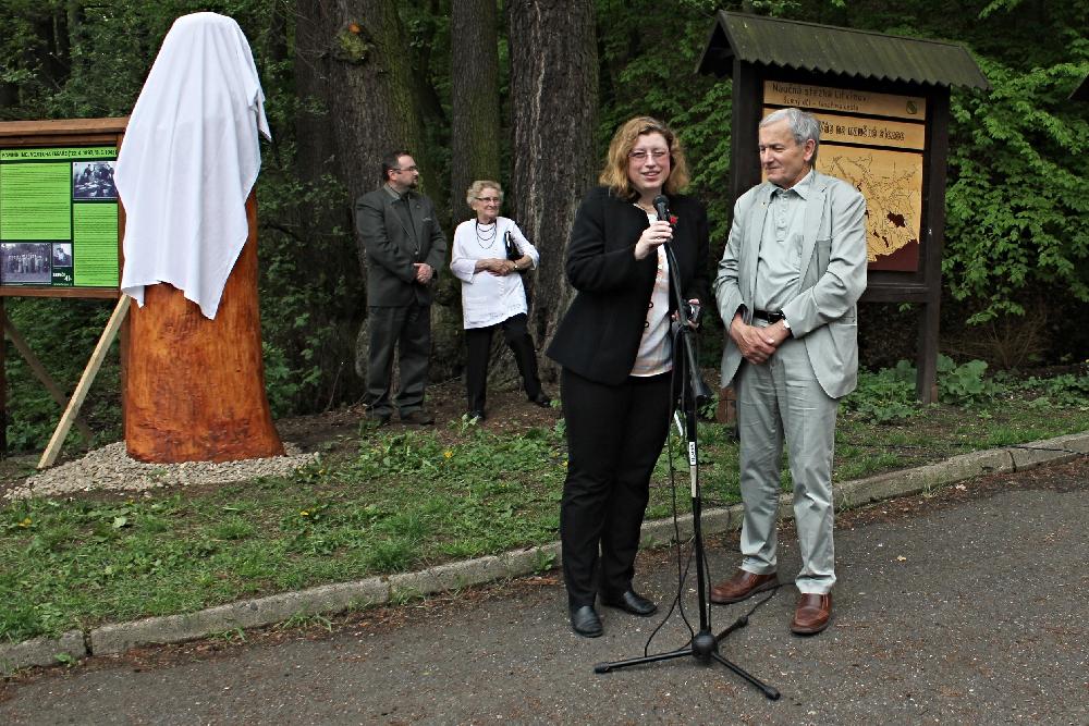5. kv�ten 2015 p�ed odhalen�m sochy Ing. Vojt�cha Tesa�e.