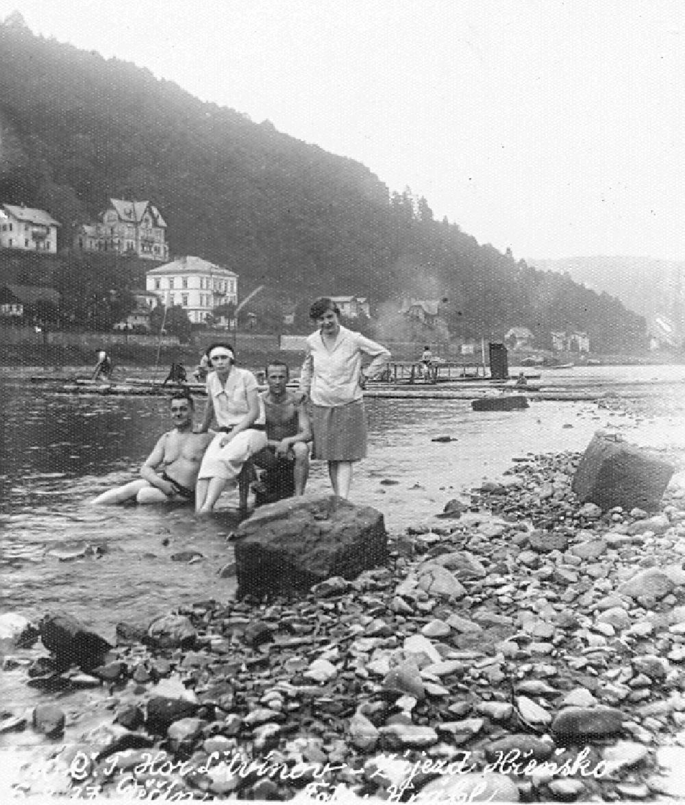 Kronika Hor. Litv�nov z�jezd H�ensko 6.8.27 D���n. Vlevo fotograf Rudolf Vr�bl a mo�n� Jos. Pa��zek?