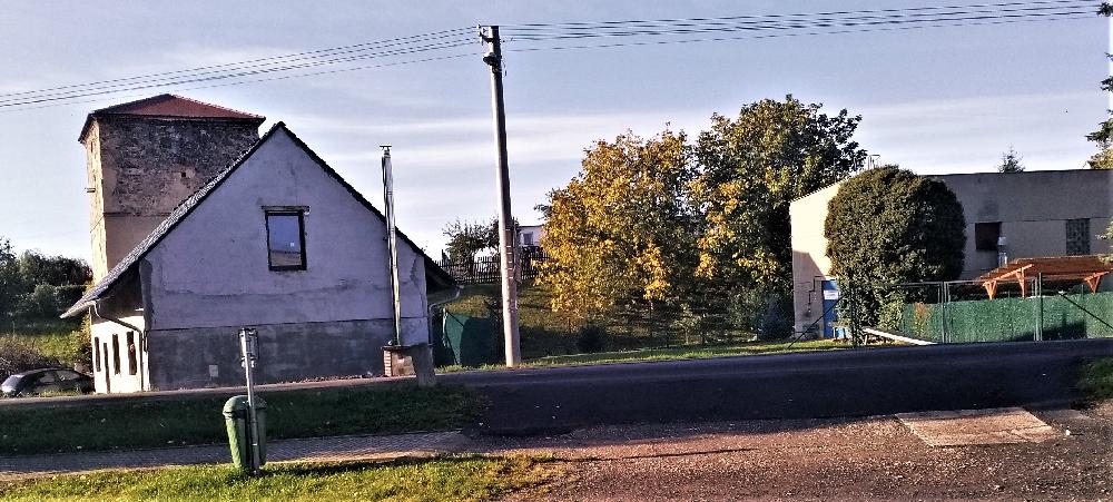 V� vodojemu z dob Vald�tejn� a �erpac� stanice a m�sto n�lezu keltsk�ho pokladu.