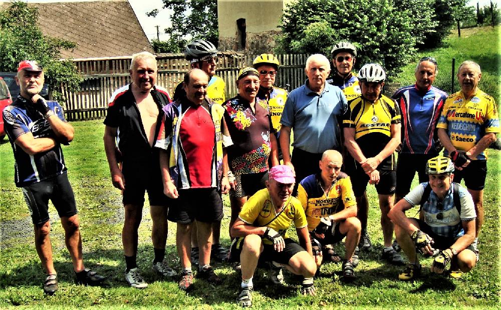 Cyklist� K�T Litv�nov v r.2012, pr�vodce Ota Opacki v modr�m.