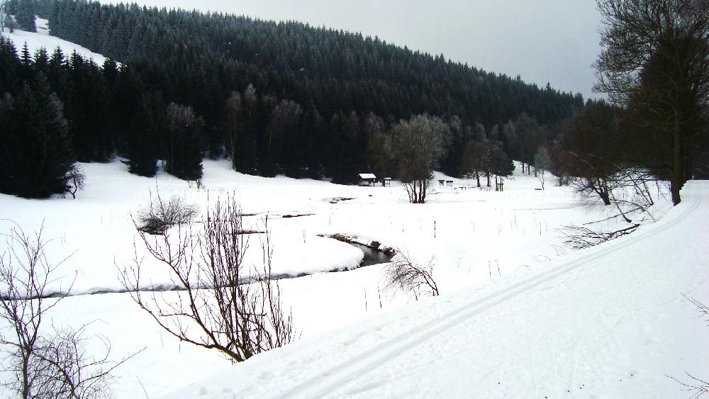 P�� p�echod u Teichhausu. Tady Moldavsk� potok nap�j� n�hon a vt�k� do Saska jako Freibersk�  Mulda