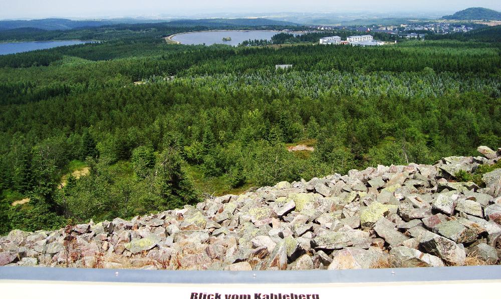 Z Kahlbergu vid�me Altenberg, vpravo kopec Kohlhaukuppe s rozhlednou.