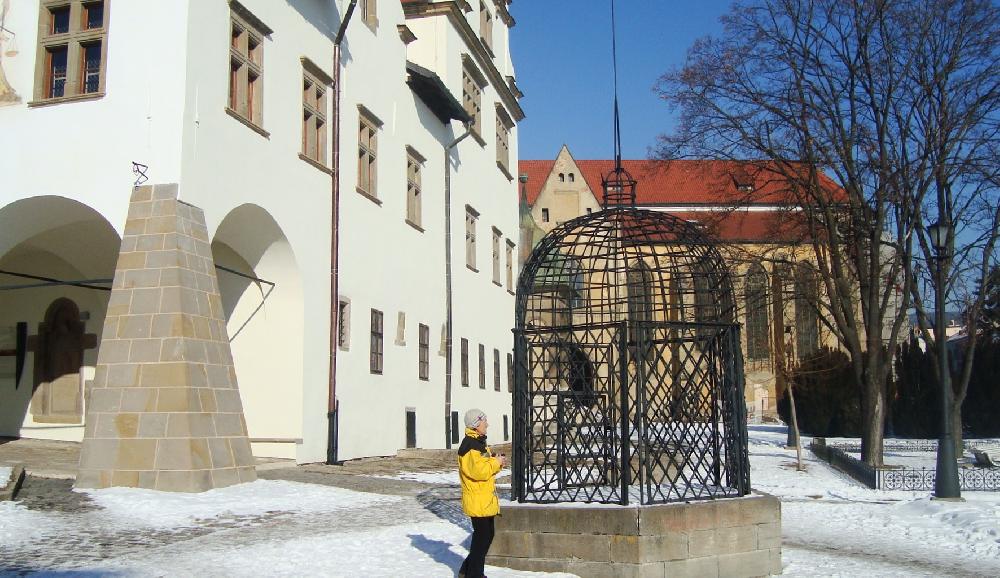 Mezin�rodn� zimn� sraz Levo�a 2012. Kv�ta se nechala vyfotit u Klietky hanby pro bosorky.