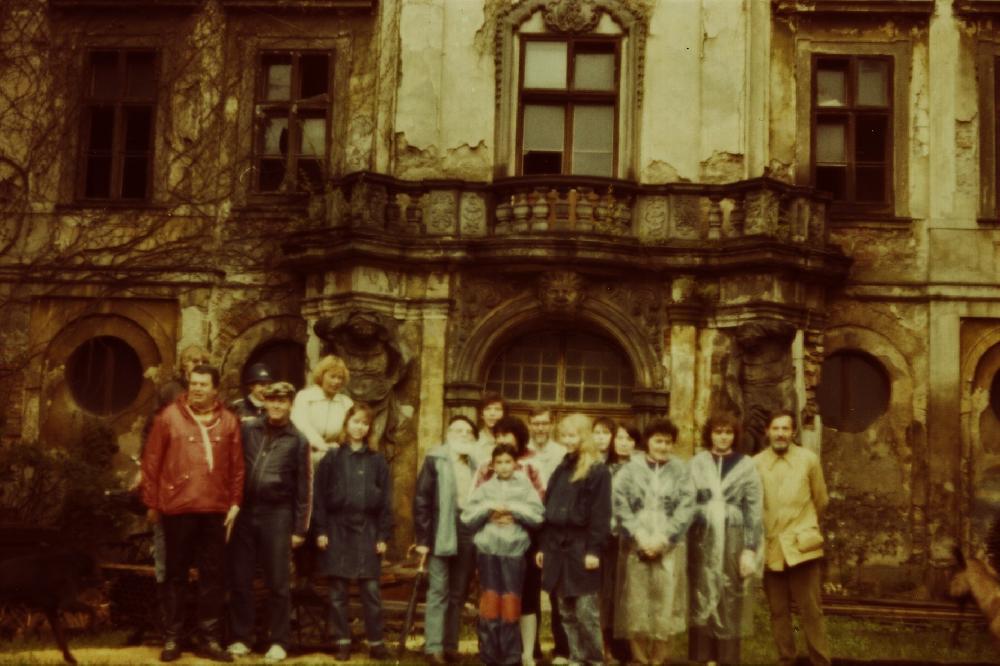 Z�mek Jeze�� s turistick�mi n�v�t�vn�ky v roce 1989.