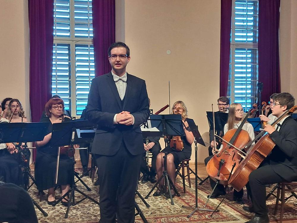 V obnoven�m Divadeln�m s�lu na Jeze��  vystoupil 18.6.2023 Mozart�v symfonick� orchestr Litv�nov.