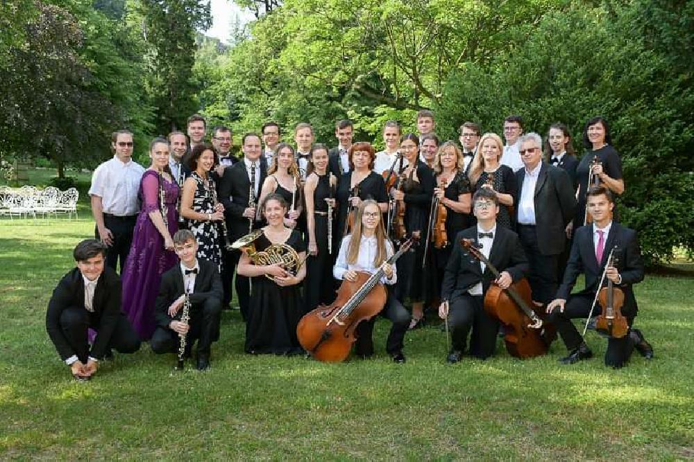 Park Jeze��. Mozart�v symf. orchestr voln� nav�zal na stejnojmenn� orchestr H. Litv�nova z r. 1903.