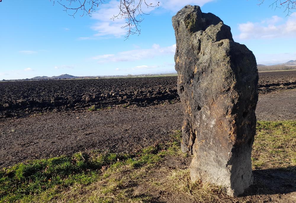 Menhir Baba. Na obzoru Bl�ansk� vrch a obec Velt�e, vpravo �ern�ice.