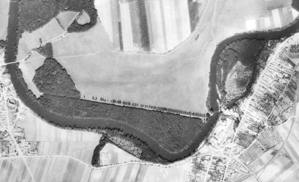 Vlevo Radonice spojen� z�to�inou Oh�e s P�tkem n. Oh�� letecky r.1952.