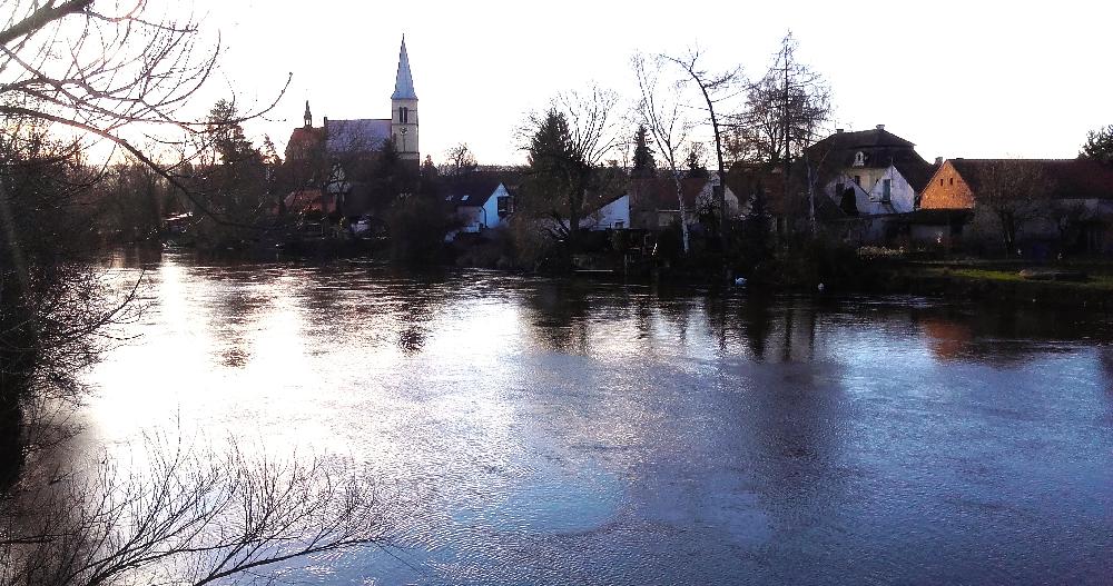 Barokn� fara a kostel Sv. K��e i Radonice se nach�z� doslova nad Oh��.
