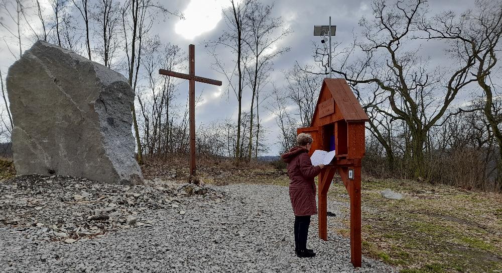 Vrcholov� kniha se v��m v�udy tedy ji� popsan�. Zn�lcov� balvany symbolizuj�.