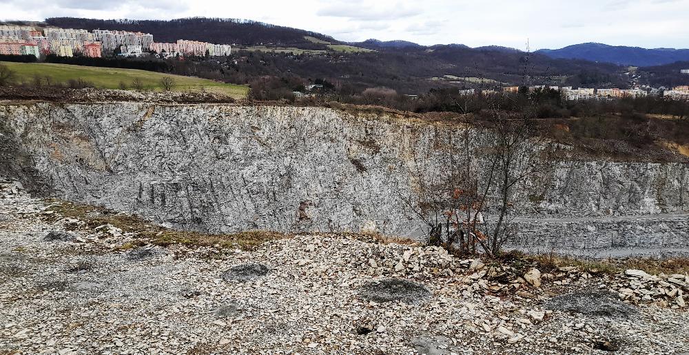 Zn�lcov� lom. Uprost�ed na obzoru vrch a z��cenina Blansko.