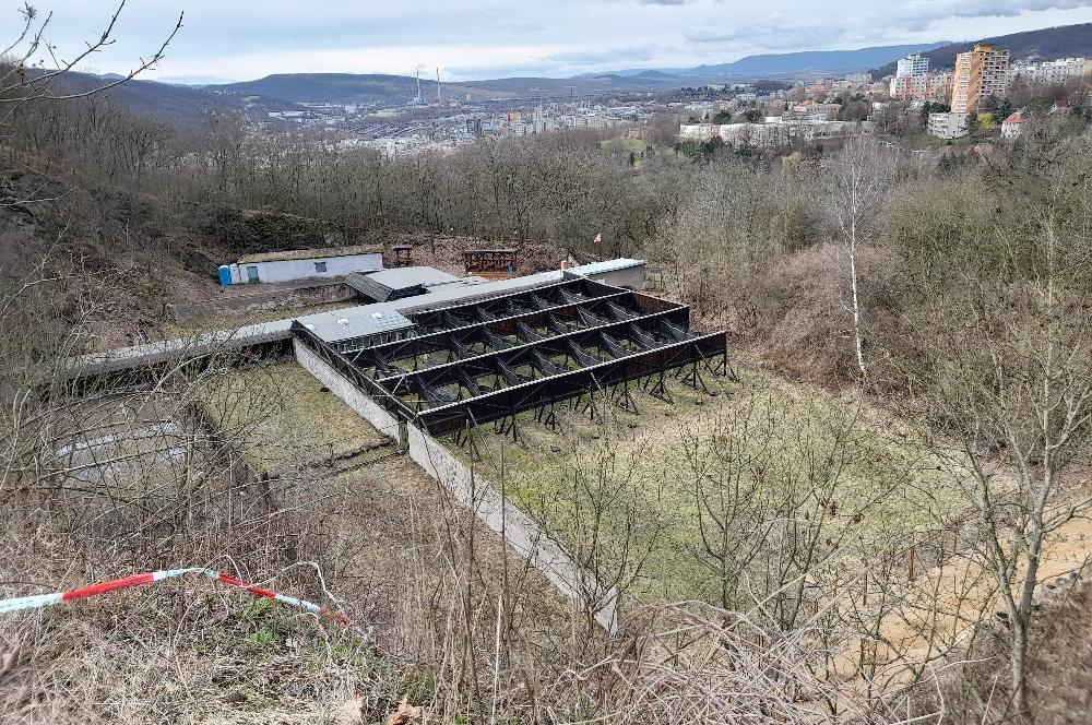 Jeden z n�kolika b�val�ch kamenolom� vyu��v� st�elnice.