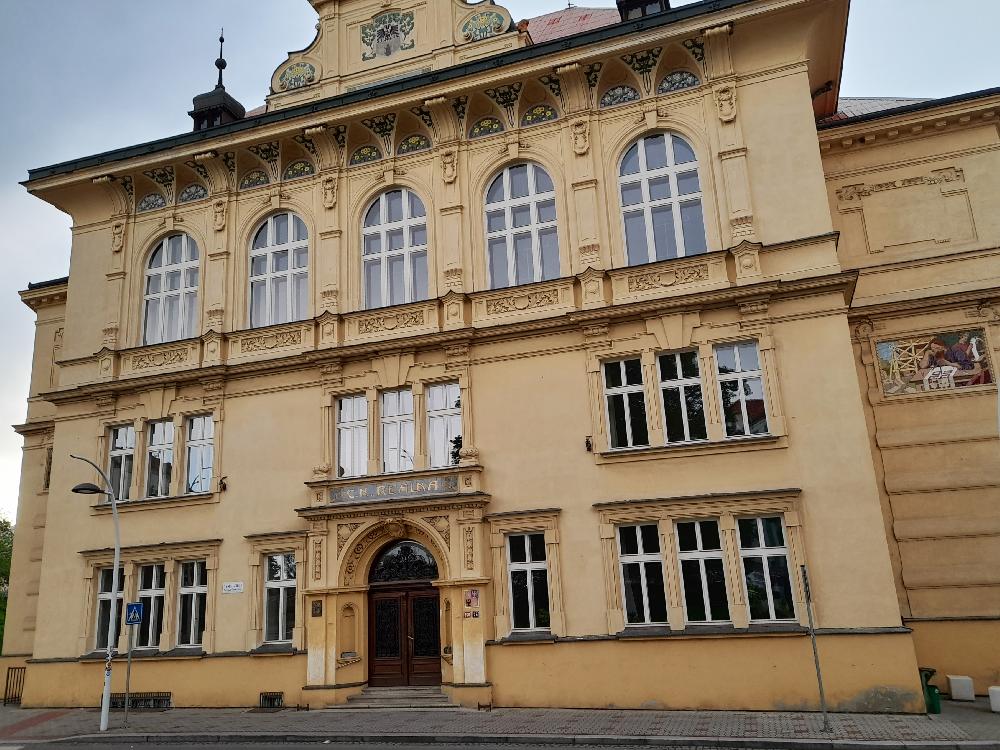 Re�lka je st�le v n�pisu sou�asn�ho t�borsk�ho gymn�zia. Tady maturoval roku 1924 Josef Pa��zek.
