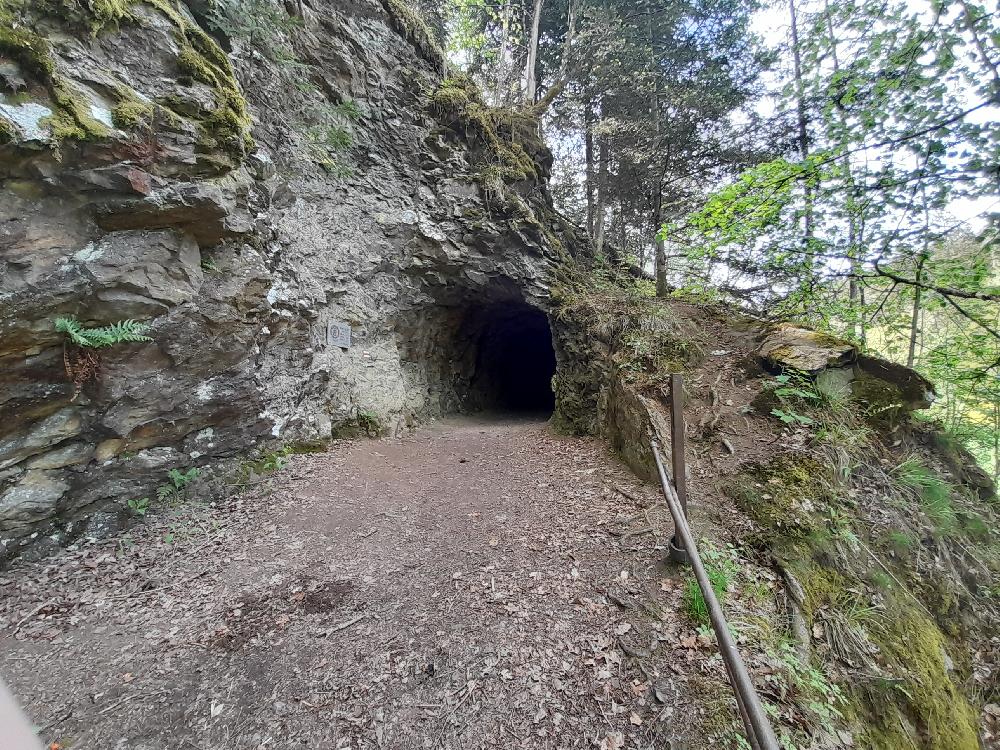 Zn�m� skaln� tunel v �dol� Lu�nice.