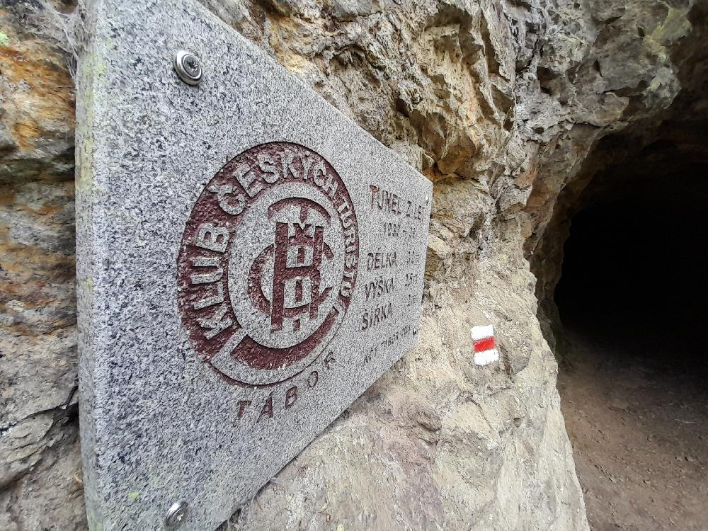 Skaln� tunel nese znak K�T T�bor