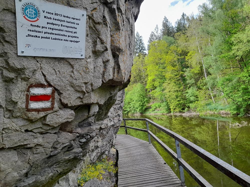 Zn�m� visut� l�vka nad Lu�nic� se znakem K�T T�bor.