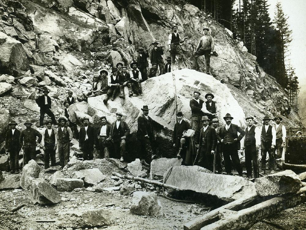 Lom na stavebn� k�men otev�en 9.6.1911 na prav�m konci hr�ze. 