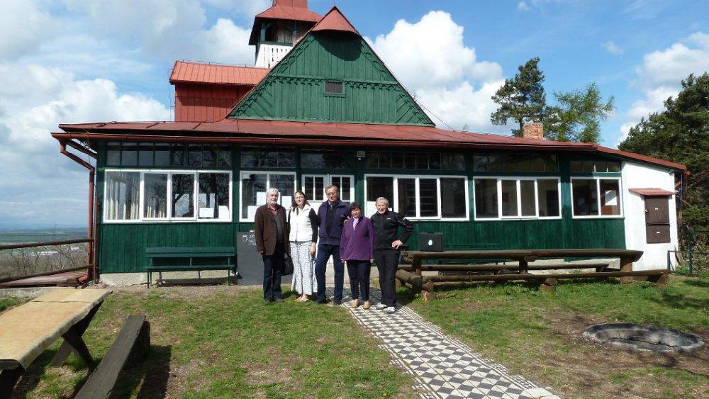22. 4. 2012 p�ed Ejemovou chatou K�T Louny