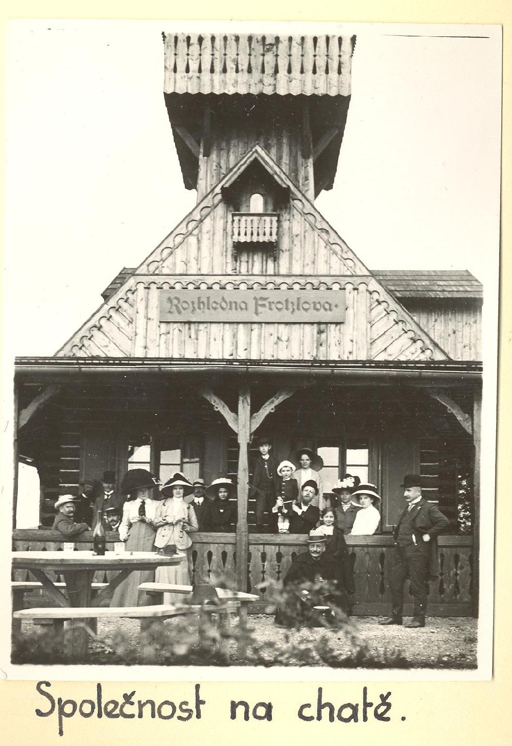 Ejemova chata a Frotzelova rozhledna po slavnostn�m otev�en� r. 1911