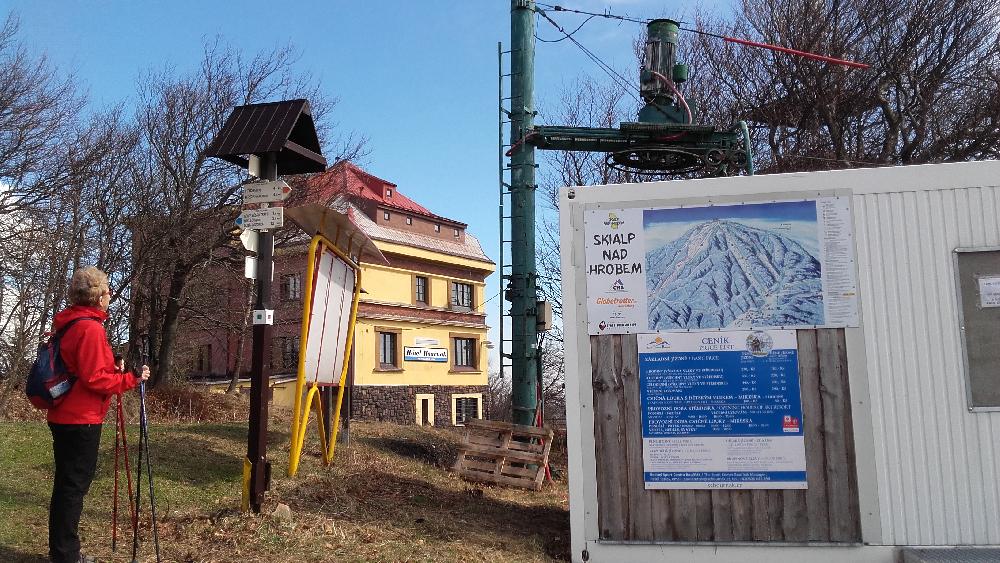 Stojan pro mapy na Bou���ku st�le slou�� jako v r. 2018.