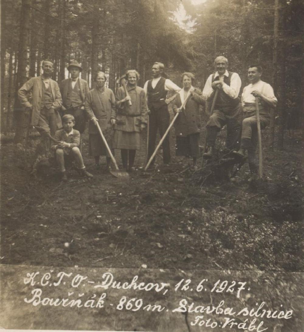 12. �erven 1927 stavba silnice na vrchol Bou���ku