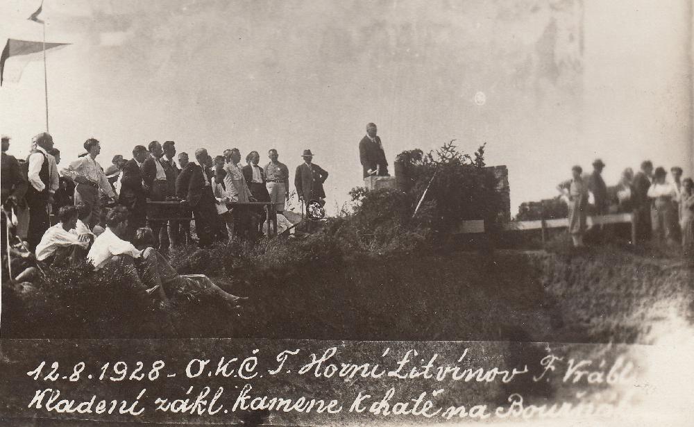 Kladen� z�kladn�ho kamene k chat� na Bou���ku 15. 7. 1928