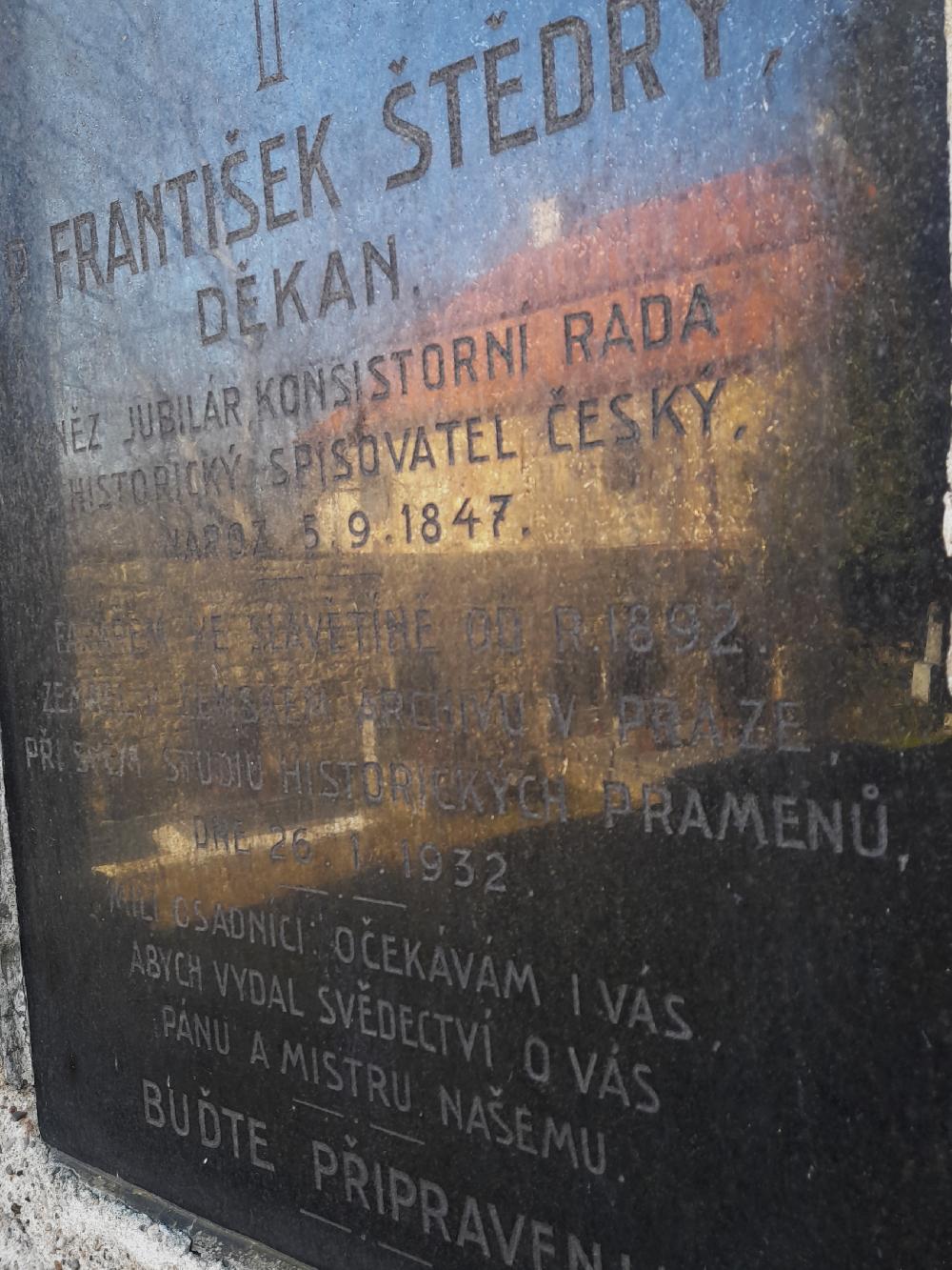 N�hrobn� deska d�kana Franti�ka �t�dr�ho na kostele Sv. Jakuba v�t��ho odr�� barokn� faru.