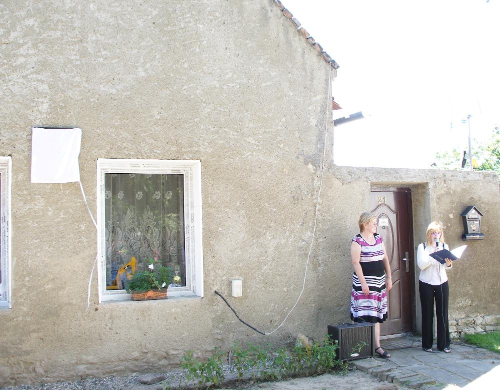 7. 6. 2014, vlevo starostka Ing. Jana Mikovcov�, vpravo Ing. Kl�ra Zezulov� z �st�ed� K�T.