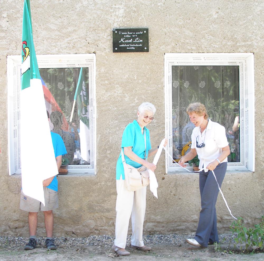 Desku Karlovi L�movi na rodn�m dom� 7.6.2014 odhalily vnu�ky Hana Radilov� a vlevo Ivana Sk�lov�