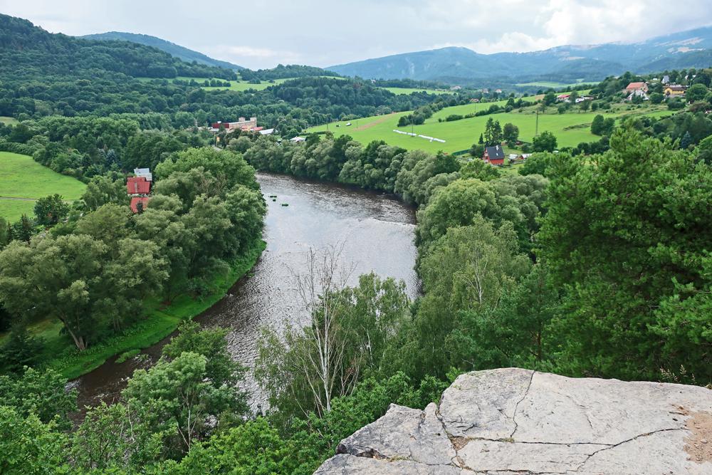 Vyhl�dka na �eku Oh�i s Doupovsk�mi a Kru�n�mi horami.