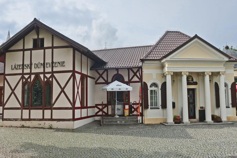 L�ze�sk� d�m Ev�enie v Kl�terci nad Oh��