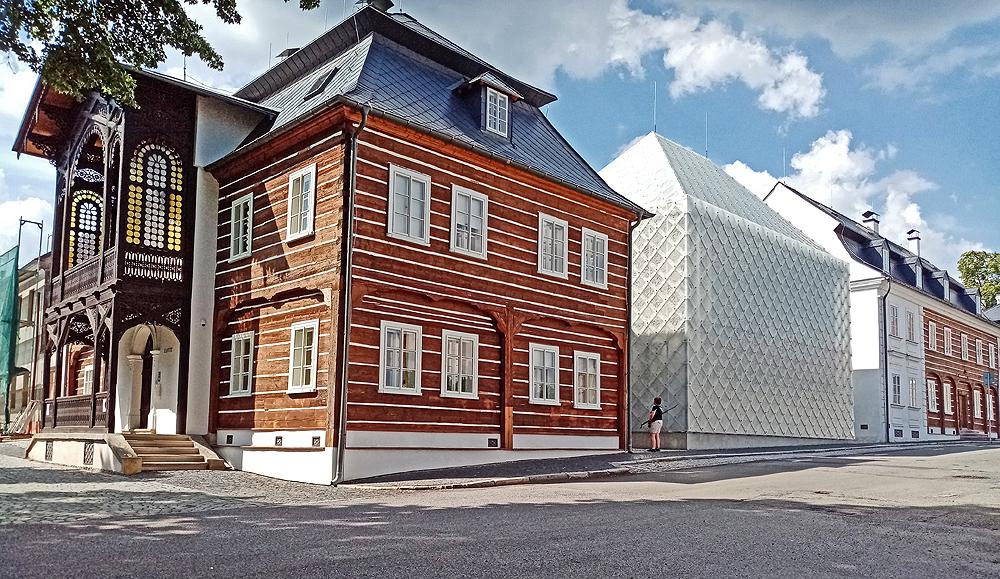 Pozoruhodn� sklouben� historick� a modern� architektury firemn�ch objekt� firmy Lasvit.