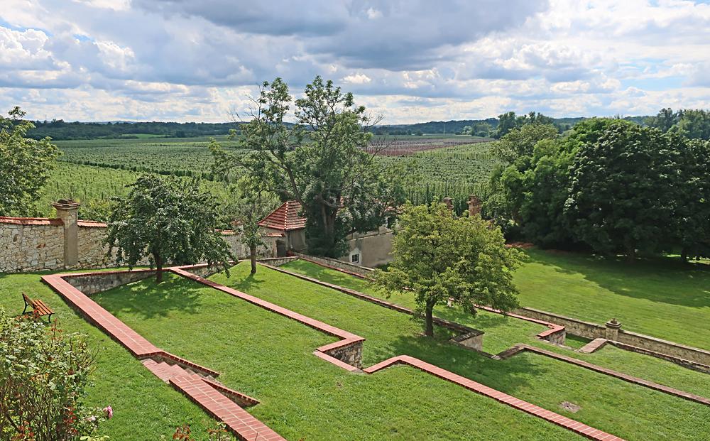 St�tn� z�mek Stekn�k na �atecku - terasovit� zakrady.