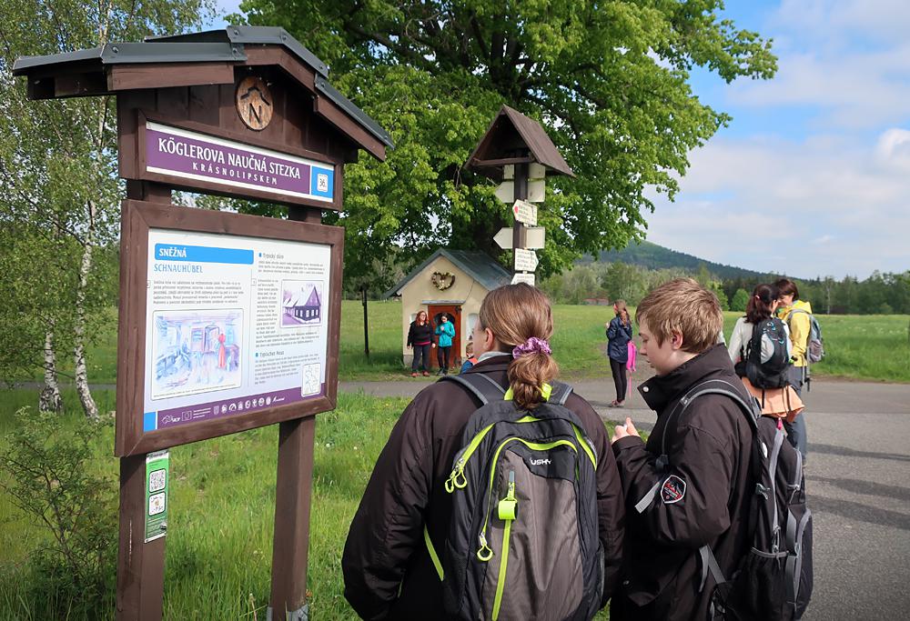 Turist� na K�glerov� nau�n� stezce (Kr�snolipsko).