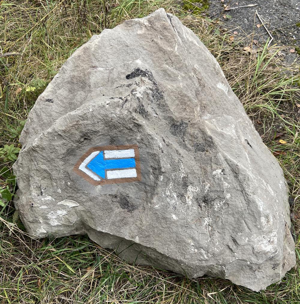 Turistick� zna�ka na kameni - Radovesick� v�sypka