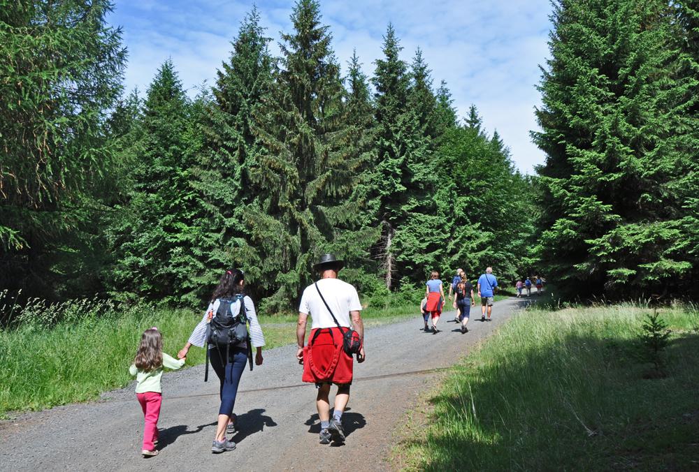 Turistick� rodina na v�let� v lese.