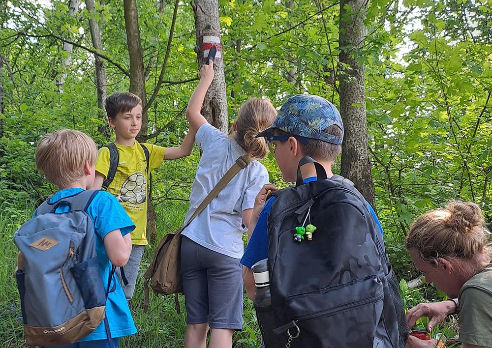 D�ti se u�� obnovovat turistick� zna�ky.