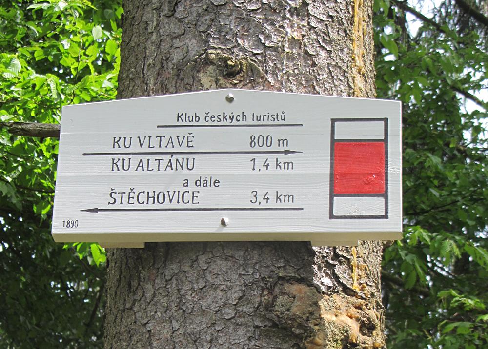 Replika prvn�ho turistick�ho rozcestn�ku.