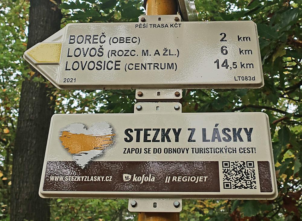 S obnovou turistick� infrastruktury pom�haj� dobrovoln�ci zapojen� do projektu Stezky z l�sky.