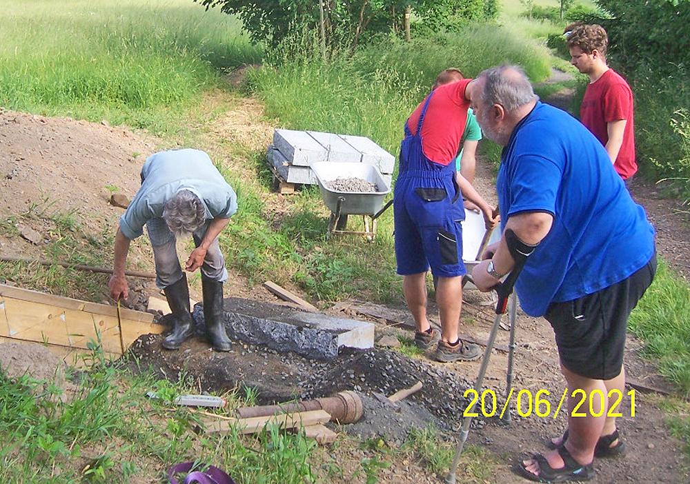 V�stavba schod� k turistick� kapli pod Vl�� Horou