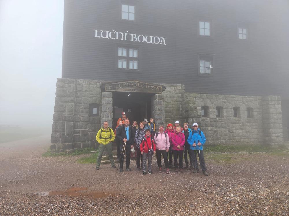 P�echod Krkono� - turist� na Lu�n� boud�.