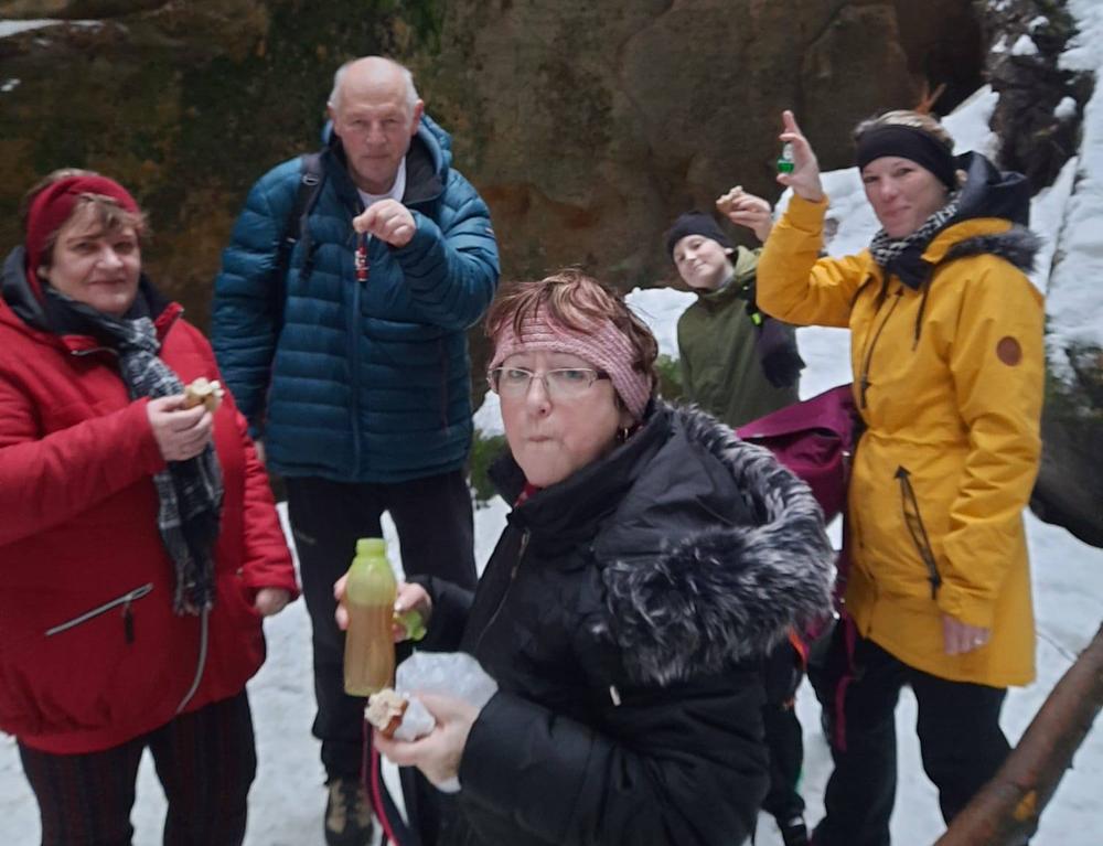 Klub �esk�ch turist� z Bene�ova nad Plou�nic� na zimn�m v�let�.